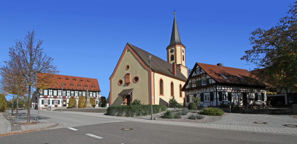 Blick auf Rathaus, Kriegerdenkmal und St. Georg in Rheinau-Freistett